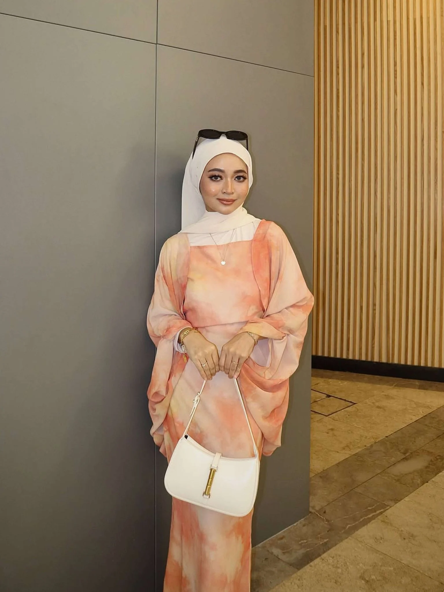 Rose clutch with strap - Image 9